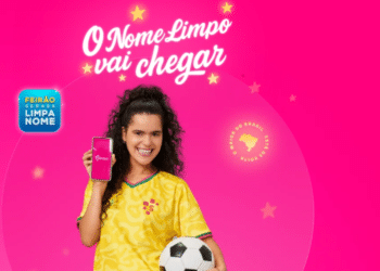 Mulher segurando celular com campanha do Feirão Limpa Nome em fundo rosa, destacando descontos para renegociação de dívidas
