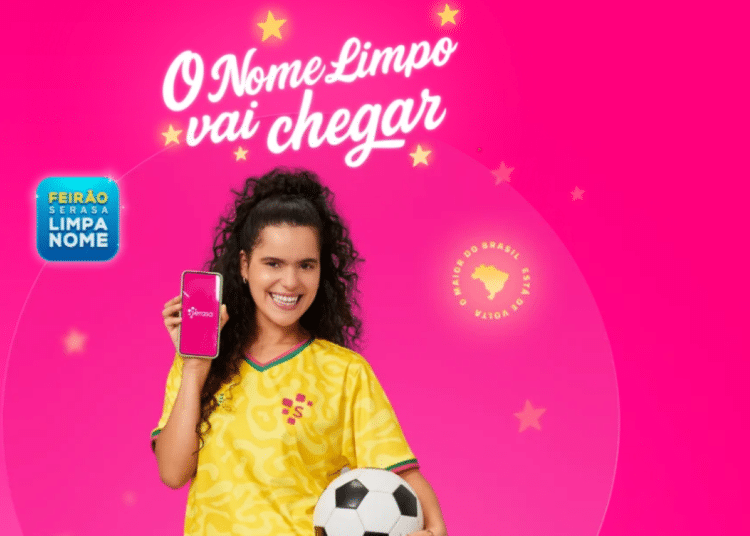Mulher segurando celular com campanha do Feirão Limpa Nome em fundo rosa, destacando descontos para renegociação de dívidas