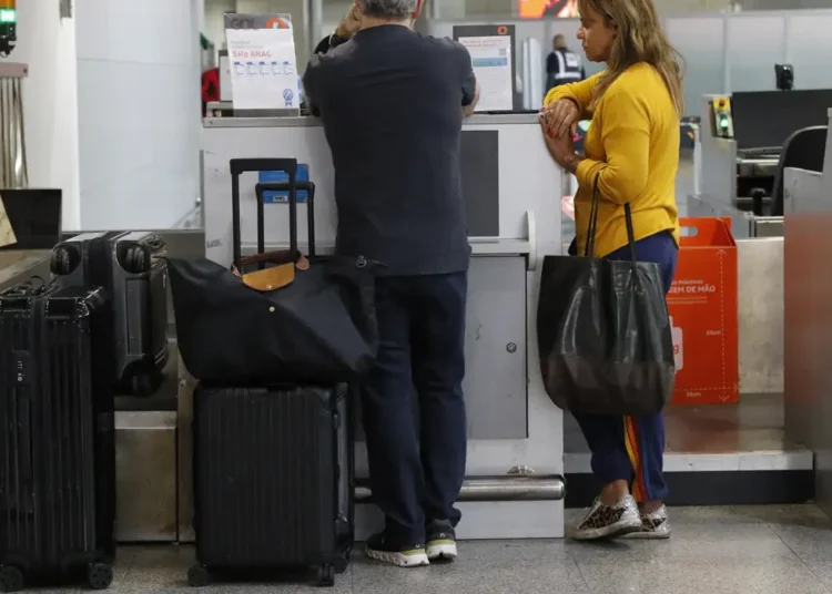 Passageiros com malas se preparam para viajar no Carnaval com direito a passagens 100% gratuitas