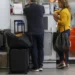 Passageiros com malas se preparam para viajar no Carnaval com direito a passagens 100% gratuitas