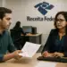 Homem entrega documento para funcionária da Receita Federal em balcão de atendimento