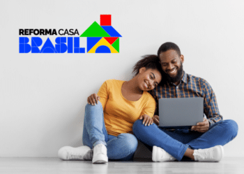 Casal utilizando notebook para realizar contratações digitais do programa Reforma Casa Brasil.