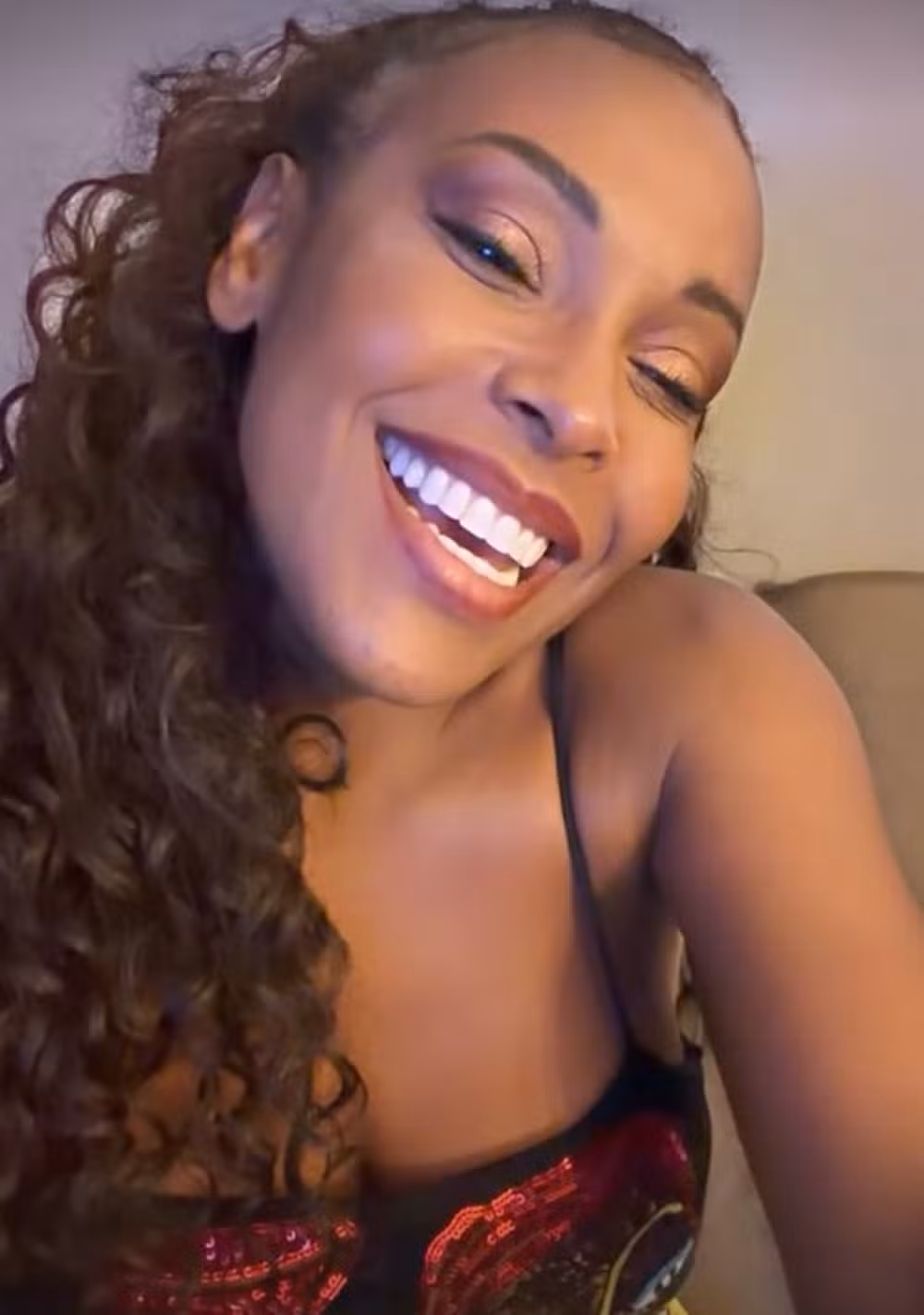 Mulher morena sorrindo.