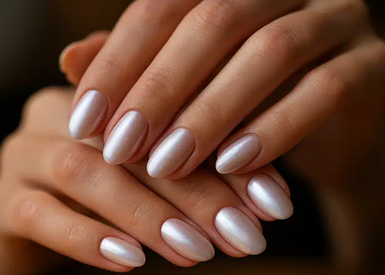 Unhas pérola com acabamento brilhante destacam tendência de esmalte para o Carnaval 60+.