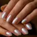 Unhas pérola com acabamento brilhante destacam tendência de esmalte para o Carnaval 60+.
