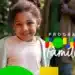 Menina sorrindo com moletom claro em local arborizado, Programa Bolsa Família destacado
