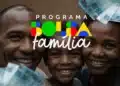 Pai, mãe e filho sorrindo juntos, notas de 100 reais destacadas ao redor