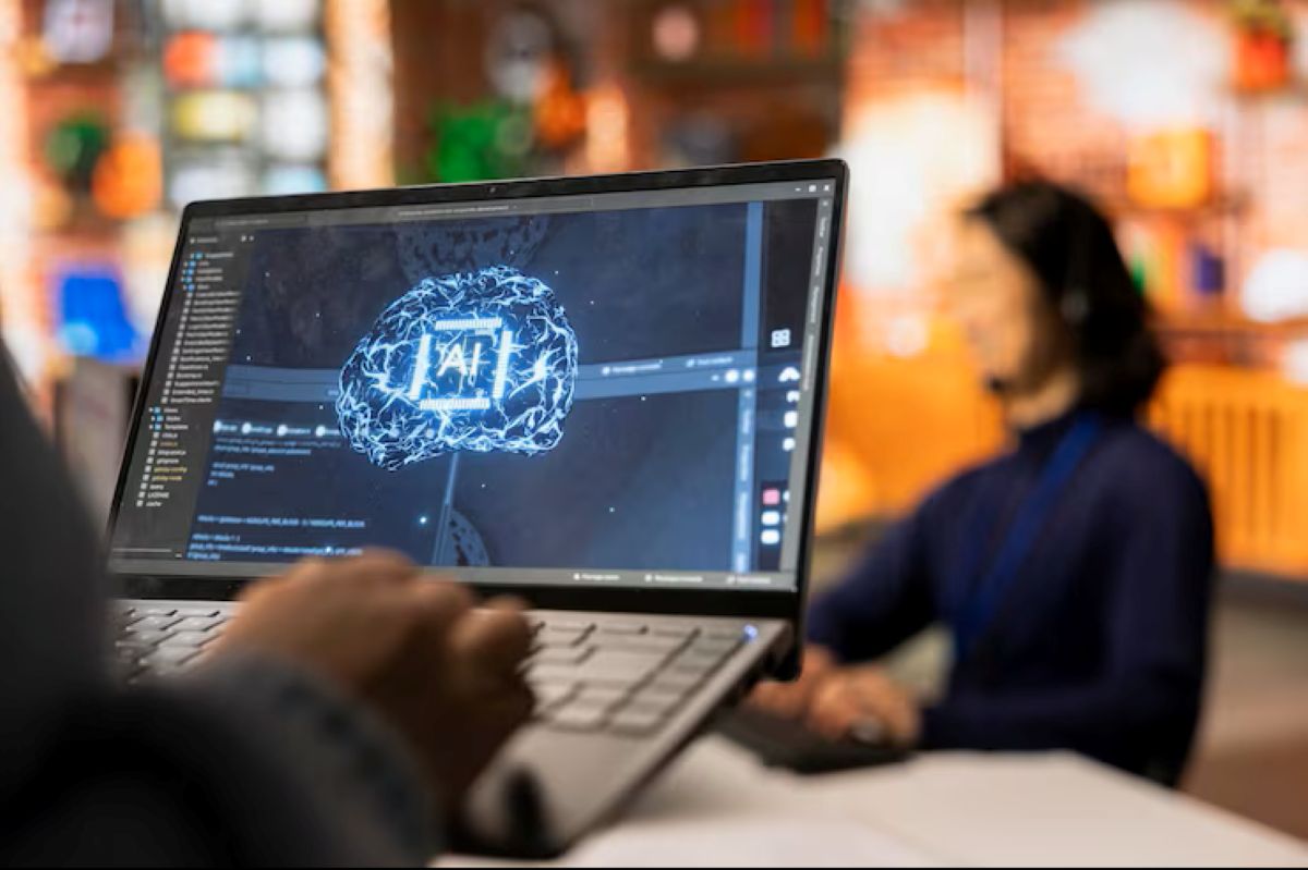 Pessoa usando notebook com ilustração de cérebro digital de inteligência artificial na tela