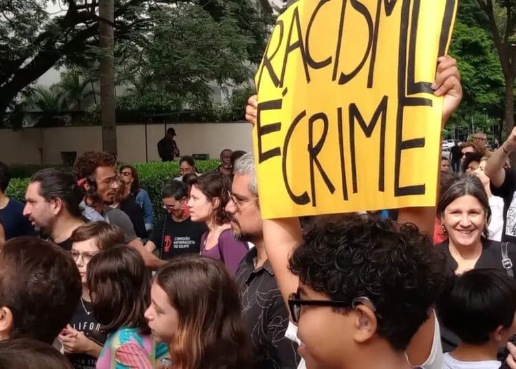 Ilustração do calendário de março de 2026 com destaque para datas comemorativas, feriados e fatos históricos.