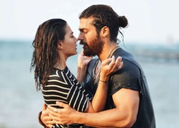 Casal de personagens em cena romântica à beira-mar da novela turca A Sonhadora