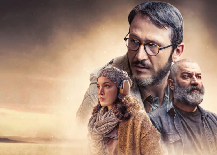 Cena de série turca com três personagens em paisagem dramática