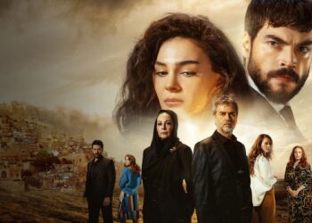 Pôster de novela turca com elenco em cenário dramático e cidade histórica ao fundo