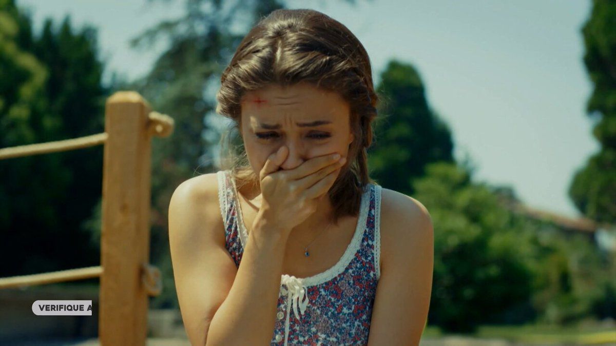 Cena da novela turca Guerra das Rosas com personagem emocionada