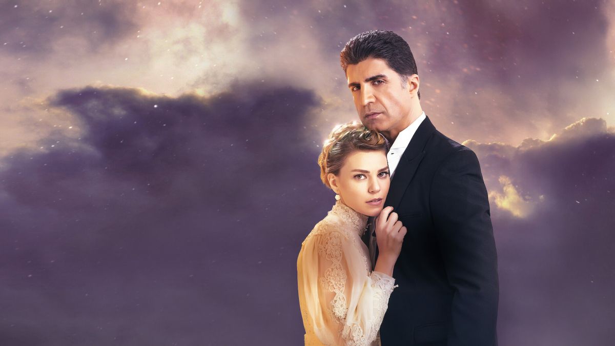 Casal em cena romântica dramática com céu estrelado ao fundo