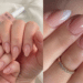 Duas fotos comparativas de unhas femininas com esmalte bio-nude em formato amendoado, exibindo um acabamento brilhante e natural com efeito degradê suave nas pontas.