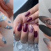 Composição de três estilos de unhas sofisticadas para o outono: nail art floral azul em relevo, esmalte berry com efeito marmorizado e unhas degradê preto e cinza com desenho de borboleta.
