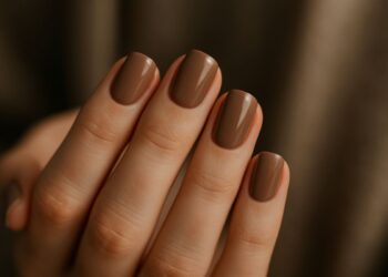 Unhas arredondadas esmaltadas em marrom acinzentado tendência Quiet Luxury 2026