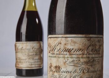 Duas garrafas de vinho francês Domaine de la Romanée-Conti, safra 1945, com rótulos antigos e envelhecidos.