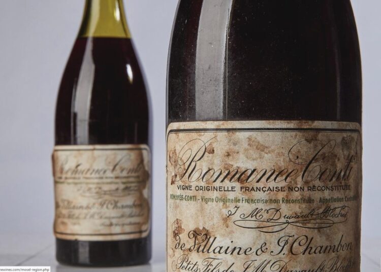 Duas garrafas de vinho francês Domaine de la Romanée-Conti, safra 1945, com rótulos antigos e envelhecidos.