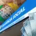 Montagem mostrando fachada da Previdência Social (INSS) com notas de 100 reais em destaque, ilustrando a consulta ao 13º salário dos aposentados.