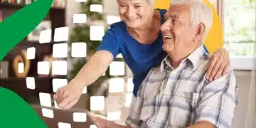 Um casal de idosos sorridentes, um homem sentado e uma mulher de pé ao seu lado, olhando para a tela de um notebook. A imagem possui elementos gráficos em verde e amarelo e pequenos quadrados brancos que sugerem conectividade digital.