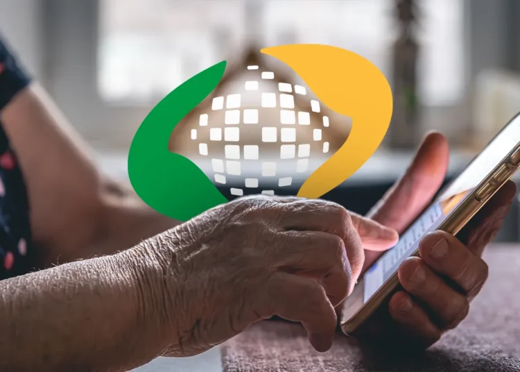 Close das mãos de uma pessoa idosa segurando um smartphone e navegando no aplicativo oficial. Sobre a imagem, o logotipo colorido do INSS (Previdência Social) em destaque.