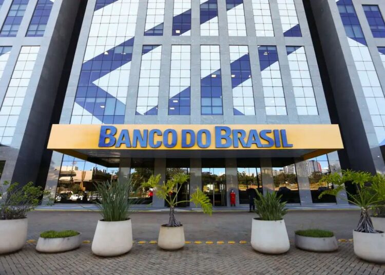 Fachada da sede do Banco do Brasil com letreiro e vasos de plantas na entrada