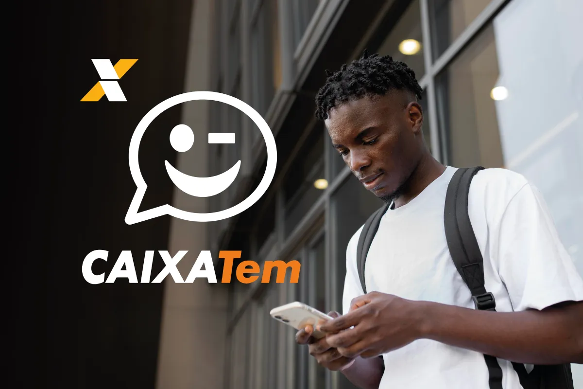 Pessoa usando celular com aplicativo Caixa Tem