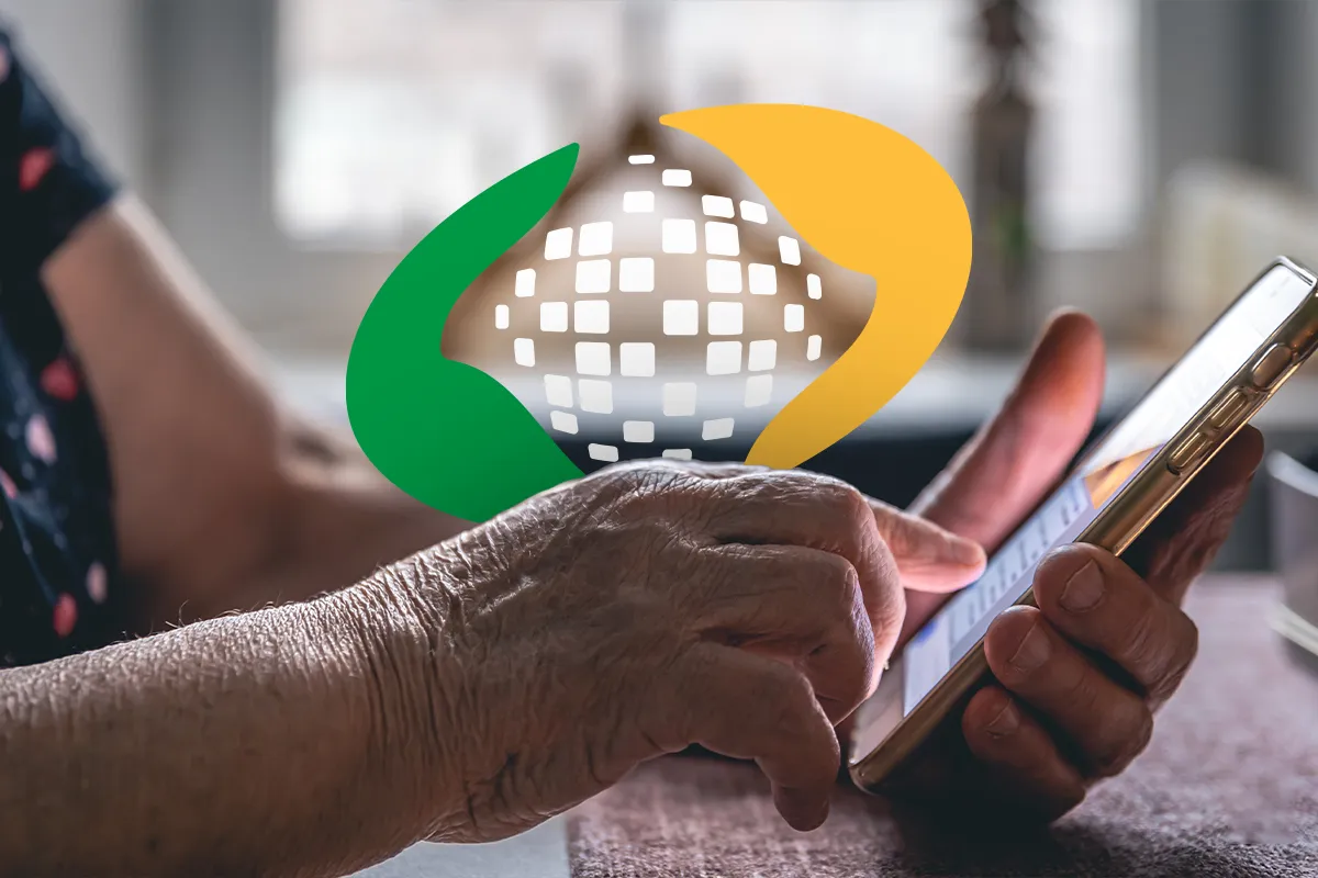 Mão de uma pessoa idosa usando celular com logo do inss na tela