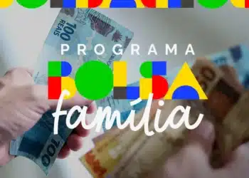 Pessoa segurando dinheiro do Bolsa Família representando saque pelo Caixa Tem sem ir à agência