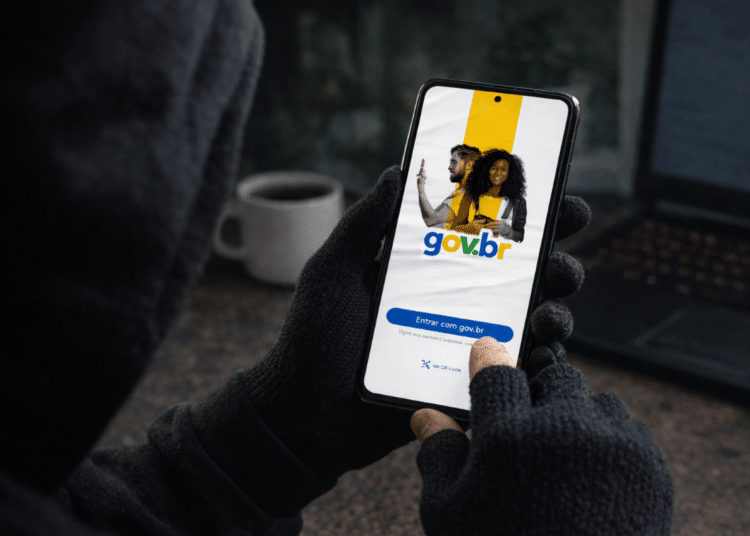 Pessoa acessando conta gov.br pelo celular com foco em segurança digital
