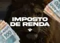 Leão (símbolo do Imposto de Renda) com notas de 100 reais desfocadas ao fundo e o texto centralizado "Imposto de Renda" sobre a logo da Receita Federal.