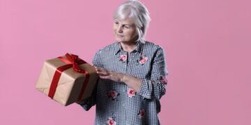 Mulher segurando presente simbolizando tendência de auto-presente no Dia das Mães