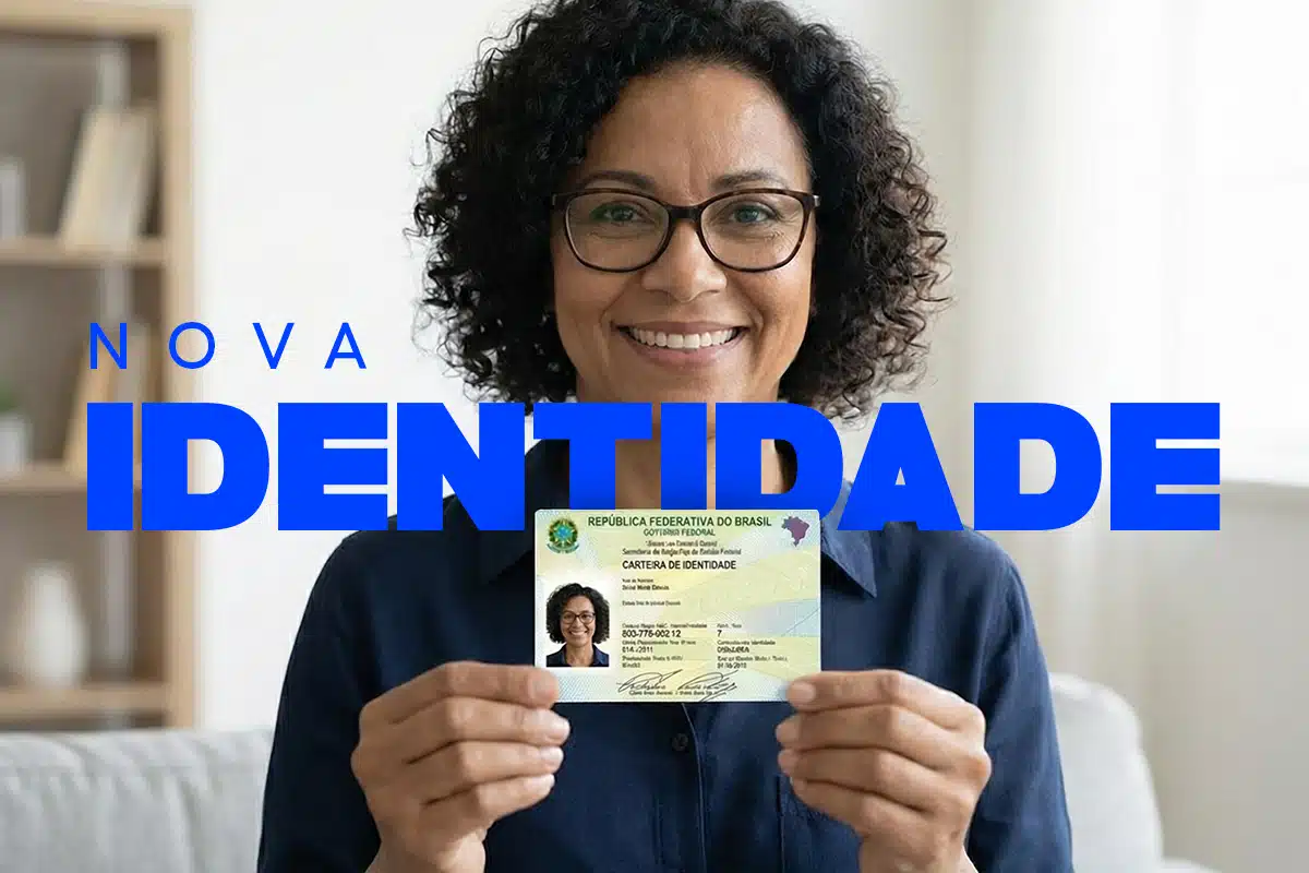 Mulher segurando a nova Carteira de Identidade Nacional (CIN) com destaque