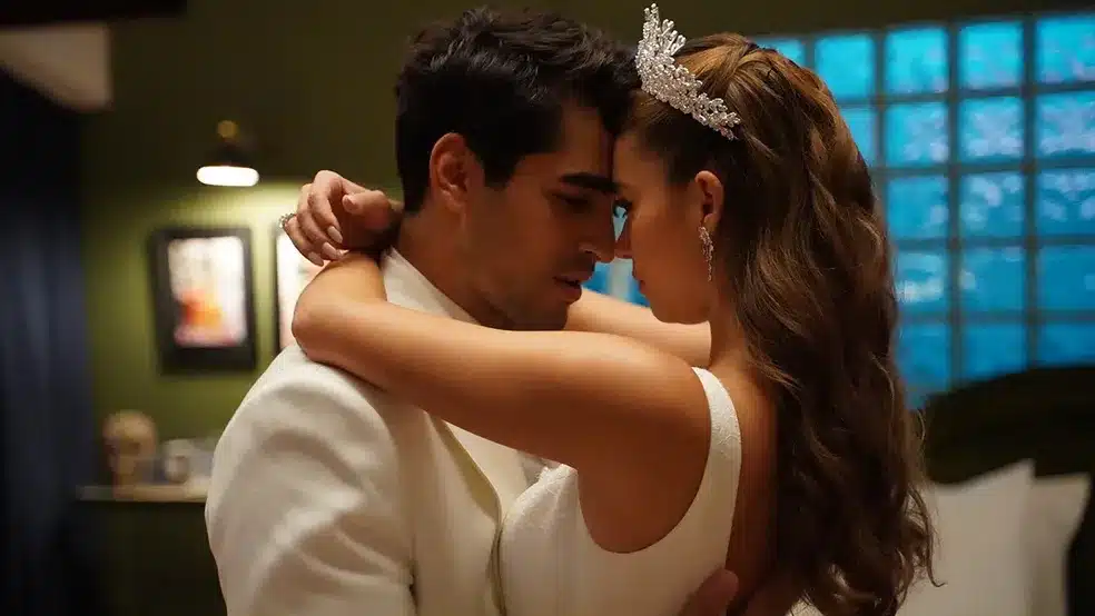  Ferit e Seyran em um abraço íntimo, mostrando a intensidade da relação marcada por conflitos e amor.