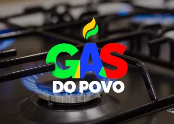 Fogão com chama acesa e gás sendo utilizado