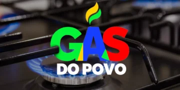 Fogão com chama acesa e gás sendo utilizado