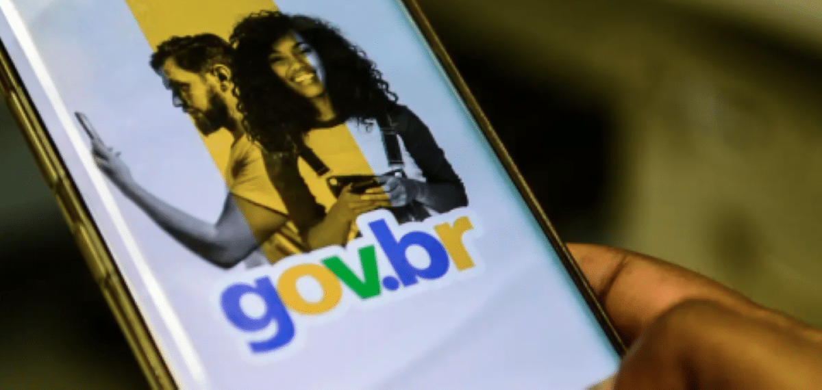 Celular com aplicativo gov.br indicando verificação em duas etapas