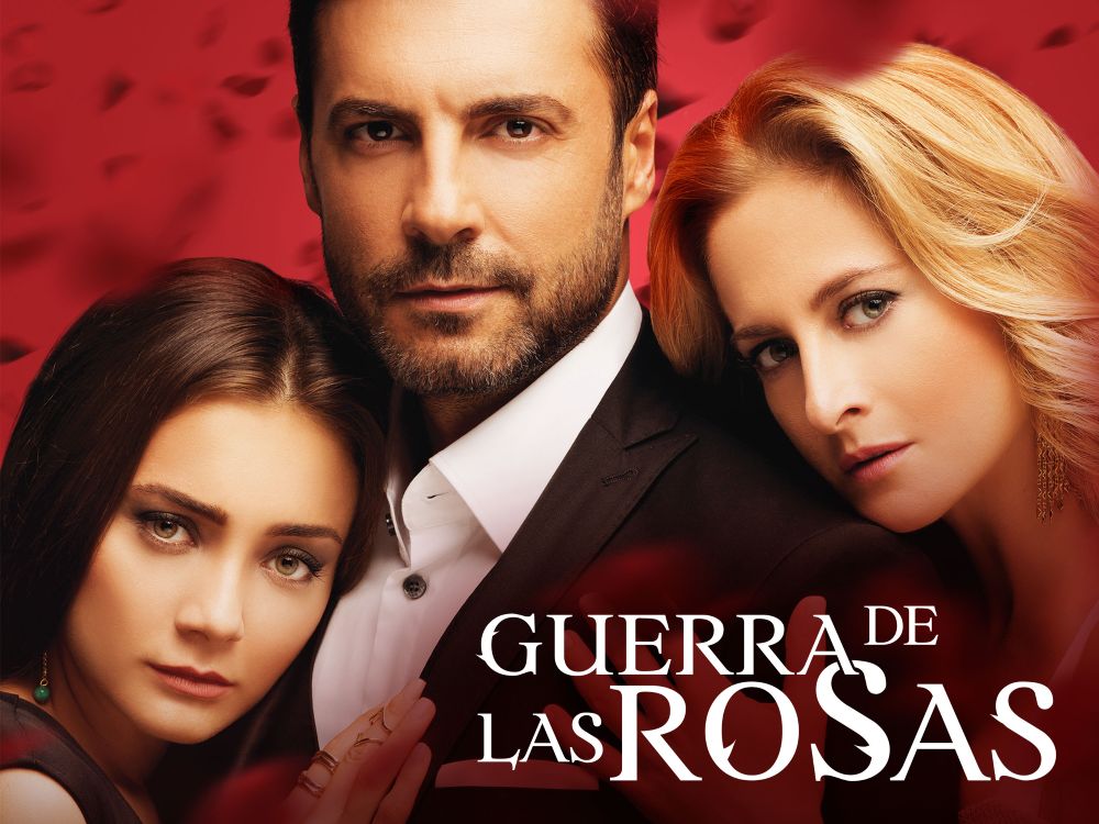 Pôster da novela turca Guerra das Rosas mostrando os protagonistas Gülru, Ömer e Gülfem em um plano fechado com fundo avermelhado e pétalas de rosas caindo.
