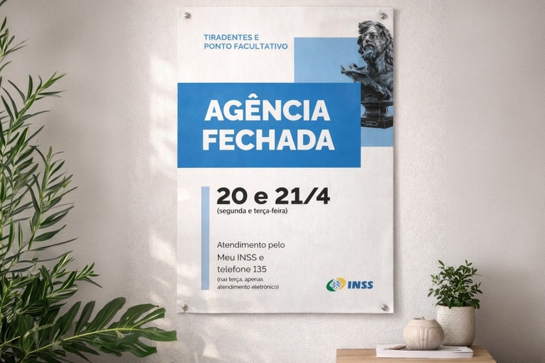 Cartaz afixado em uma parede branca informando "Agência Fechada" nos dias 20 e 21 de abril (segunda e terça-feira). O aviso menciona Tiradentes e Ponto Facultativo, orientando o atendimento pelo Meu INSS e telefone 135, com o logotipo oficial do INSS no canto inferior.