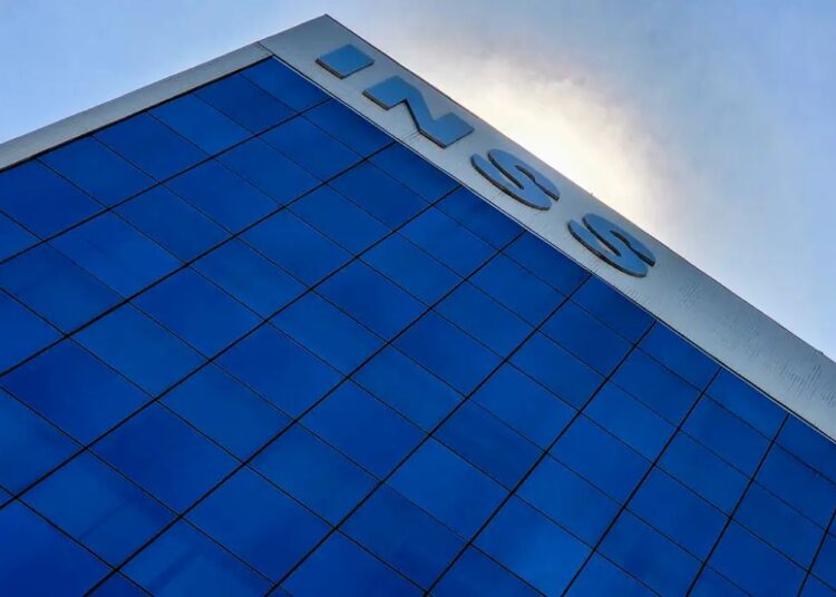 Fachada do edifício sede do INSS com letras em aço inox e fachada envidraçada azul