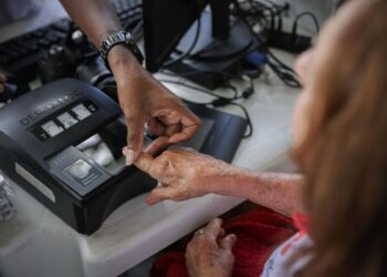 Idoso realizando cadastro de biometria para benefício do INSS em atendimento