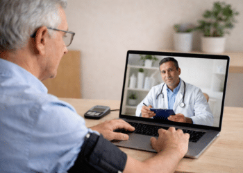 Idoso realiza perícia médica remota do INSS por videochamada com médico