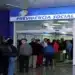 Fila de pessoas em agência da previdência social aguardando atendimento