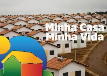 Conjunto habitacional com casas brancas e telhados de cerâmica com logo do programa