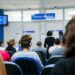 Sala de espera da Perícia Médica do INSS com beneficiários aguardando atendimento
