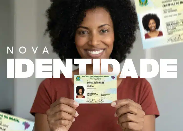 Close de uma mulher negra sorridente, com cabelo cacheado volumoso e vestindo uma blusa coral, segurando em primeiro plano a Nova Carteira de Identidade Nacional (CIN) em papel. O texto "NOVA IDENTIDADE" está sobreposto em destaque em letras brancas sobre ela. Outros exemplares do documento aparecem desfocados nos cantos superiores e inferiores, ilustrando o novo modelo.