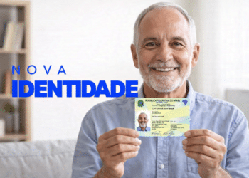 Idoso segurando documento oficial brasileiro atualizado