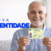 Idoso segurando documento oficial brasileiro atualizado