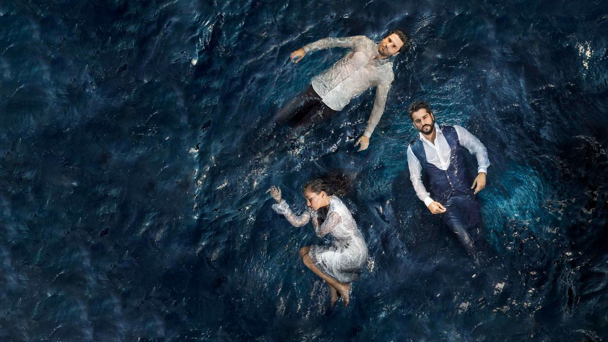 Três personagens flutuando no mar em cena dramática de série turca